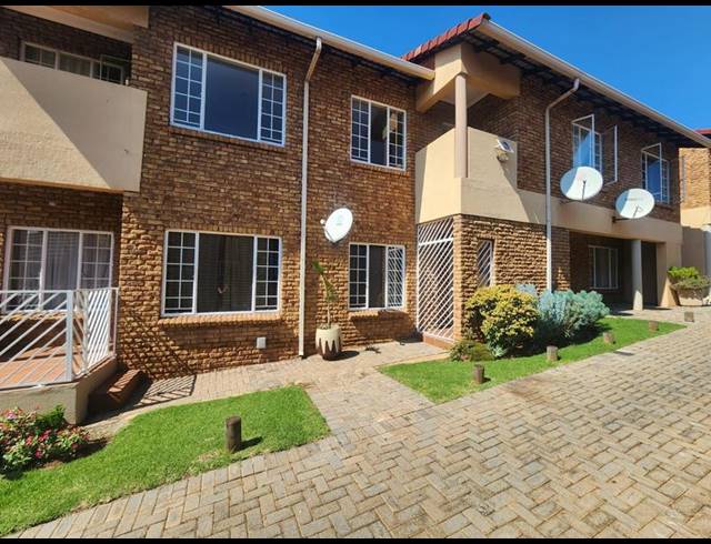3 BEDROOM TOWNHOUSE FOR SALE IN GLENVISTA
